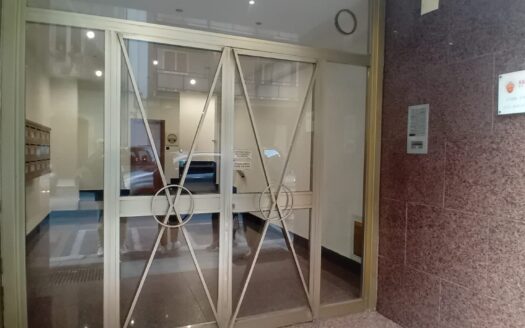 ATTICO Centro Bari è precisamente Via Calefati altezza S. Visconti proponiamo Attico di 2 comodi vani mq circa 57 con ampio TERRAZZO di mq circa 140 con vista panoramica in stabile molto signorile e ben abitato. Riscaldamento termoautonomo e climatizzato. Luminoso e libero. Prezzo 218.000 per info MC STUDIO IMMOBILIARE.