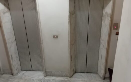 ATTICO Centro Bari è precisamente Via Calefati altezza S. Visconti proponiamo Attico di 2 comodi vani mq circa 57 con ampio TERRAZZO di mq circa 140 con vista panoramica in stabile molto signorile e ben abitato. Riscaldamento termoautonomo e climatizzato. Luminoso e libero. Prezzo 218.000 per info MC STUDIO IMMOBILIARE.