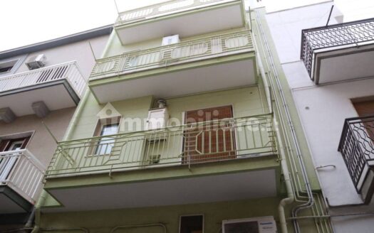 POLIGNANO A MARE Si propone in vendita splendida soluzione immobiliare, INTERO STABILE – TERRA/CIELOAdibito ad affittacamere con regolari licenze, con 6 camere tutte con bagno privatodi recente ristrutturazione totaledalle molteplici sfaccettature di utilizzo e di rendita,a 30m dalla piazza principale, a 50m dal parco giochi Pinocchio, a 100 metri dal ponte lama Monachile.Disponibilità immediata.