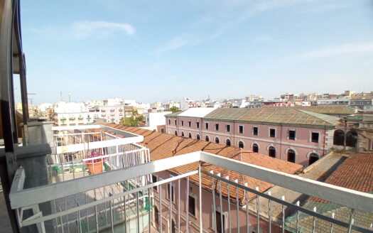 ATTICO Via Nicolai difronte al nuovo CNR in buon contesto abitativo a pochi passi dal quartiere murattianoproponiamo ampio ATTICO mq 140 circa in stabile con ascensore con facciata appena ristrutturata.L’appartamento è composto da DOPPIO INGRESSOampio salone e cucina abitabile con balcone interno e ampio terrazzo mq 34 circa esterno con vista panoramica. doppi servizi, 2 camere da letto comode e studio,Luminoso, Termoautonomo, triplo affaccio, Climatizzato.Prezzo euro 270.000Per infoMC STUDIO IMMOBILIAR.