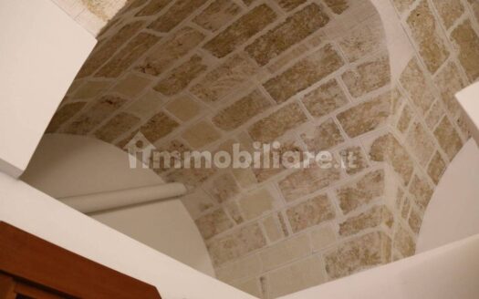 POLIGNANO A MARE Si propone in vendita splendida soluzione immobiliare, INTERO STABILE – TERRA/CIELOAdibito ad affittacamere con regolari licenze, con 6 camere tutte con bagno privatodi recente ristrutturazione totaledalle molteplici sfaccettature di utilizzo e di rendita,a 30m dalla piazza principale, a 50m dal parco giochi Pinocchio, a 100 metri dal ponte lama Monachile.Disponibilità immediata.