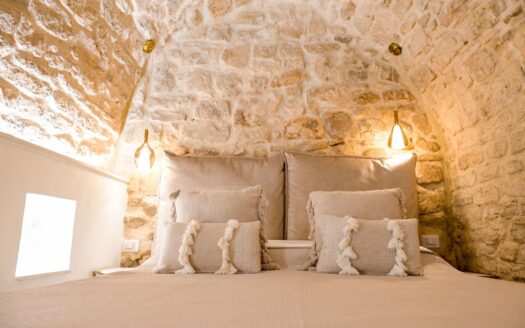 Nel suggestivo scenario del Borgo Antico di Bari, a pochi passi dalla Piazza Mercantile e Piazza Ferrarese, proponiamo in esclusiva un affascinante monolocale d’epoca situato al piano terra di un edificio storico e culturale del centro città.