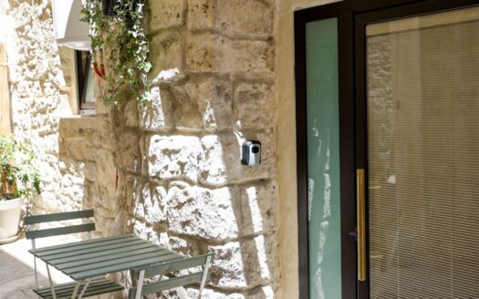 Nel suggestivo scenario del Borgo Antico di Bari, a pochi passi dalla Piazza Mercantile e Piazza Ferrarese, proponiamo in esclusiva un affascinante monolocale d’epoca situato al piano terra di un edificio storico e culturale del centro città.