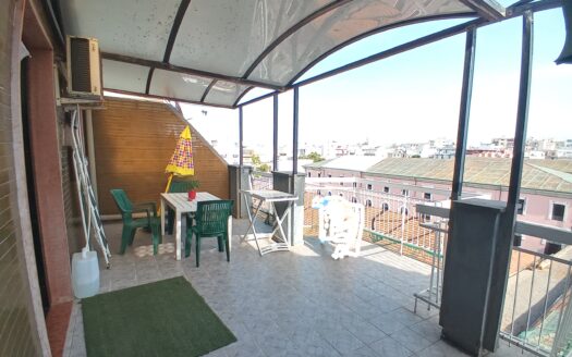 ATTICO Via Nicolai difronte al nuovo CNR in buon contesto abitativo a pochi passi dal quartiere murattianoproponiamo ampio ATTICO mq 140 circa in stabile con ascensore con facciata appena ristrutturata.L’appartamento è composto da DOPPIO INGRESSOampio salone e cucina abitabile con balcone interno e ampio terrazzo mq 34 circa esterno con vista panoramica. doppi servizi, 2 camere da letto comode e studio,Luminoso, Termoautonomo, triplo affaccio, Climatizzato.Prezzo euro 270.000Per infoMC STUDIO IMMOBILIAR.