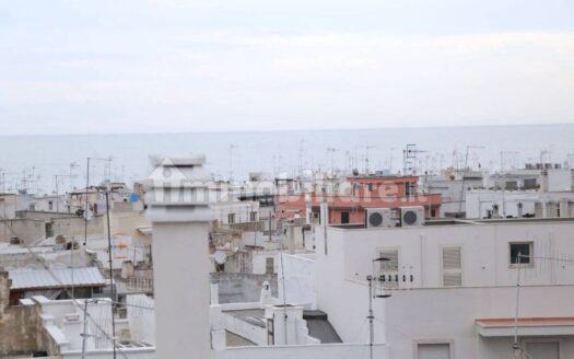 POLIGNANO A MARE Si propone in vendita splendida soluzione immobiliare, INTERO STABILE – TERRA/CIELOAdibito ad affittacamere con regolari licenze, con 6 camere tutte con bagno privatodi recente ristrutturazione totaledalle molteplici sfaccettature di utilizzo e di rendita,a 30m dalla piazza principale, a 50m dal parco giochi Pinocchio, a 100 metri dal ponte lama Monachile.Disponibilità immediata.