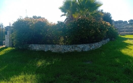 Luminosa villa in campagnaNel territorio di Polignano, in zona periferica ma comodamente raggiungibile e a soli 3 km da Polignano a mare, proponiamo in vendita questa affascinante villetta singola, un’oasi di tranquillità immersa nella natura.